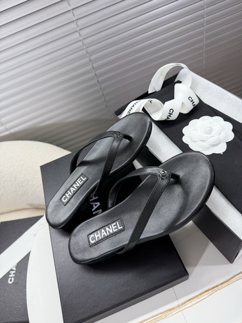 Ch**el slippers